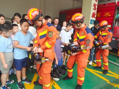 深圳市宝安区：“应急先锋”集结！ 步涌社区50名亲子走进消防站学技能